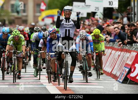 Cyclisme - 2014 Giro d'Italia - phase 2 - Belfast.Marcel Kittel de Giant-Shimano célèbre alors qu'il franchit la ligne d'arrivée pour remporter la deuxième étape du Giro d'Italia 2014 à Belfast. Banque D'Images