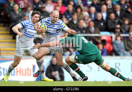 Rugby Union - Aviva Premiership - Leicester Tigers / Saracens - Welford Road.Charlie Hodgson de Saracens est attaqué par Geoff Parling de Leicester Tigers lors du match Aviva Premiership à Welford Road, Leicester. Banque D'Images