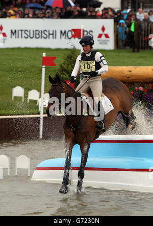 Pippa Funnel de Grande-Bretagne Billy Beware concurrence dans la scène de cross-pays pendant le quatrième jour des essais de chevaux de badminton de Mitsubishi Motors, Badminton.APPUYEZ SUR ASSOCIATION photo.Date de la photo: Samedi 10 mai 2014.Voir PA Story BADMINTON ÉQUESTRE.Le crédit photo devrait se lire: Steve Parsons/PA Wire Banque D'Images