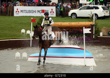 Pippa Funnel de Grande-Bretagne Billy Beware concurrence dans la scène de cross-pays pendant le quatrième jour des essais de chevaux de badminton de Mitsubishi Motors, Badminton. Banque D'Images