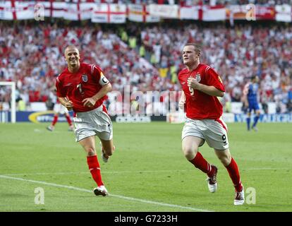 Wayne Rooney (à droite), en Angleterre, célèbre après avoir marqué le but secon contre la Croatie, avec le capitaine David Beckham lors du match de groupe B de l'Euro 2004 à l'Estadio de Luz à Lisbonne, au Portugal. , PAS D'UTILISATION DE TÉLÉPHONE MOBILE OU PDA. UTILISATION D'INTERNET UNIQUEMENT SUR LES SITES AUTORISÉS PAR L'UEFA, PUIS PAS PLUS DE 10 PHOTOGRAPHIES PAR MOITIÉ DU TEMPS DE JEU NORMAL ET CINQ PHOTOGRAPHIES PAR MOITIÉ DE TEMPS SUPPLÉMENTAIRE PEUVENT ÊTRE PUBLIÉES VIA INTERNET AVEC UN INTERVALLE D'AU MOINS UNE MINUTE ENTRE LA PUBLICATION DE CHACUNE DE CES PHOTOGRAPHIES. Banque D'Images