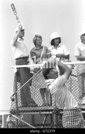 Nick Faldo, de Grande-Bretagne, 25 ans, part du premier tee à Royal Birkdale, Southport, lorsque le Championnat de golf ouvert de 1983 a commencé. Faldo a été dessiné avec Seve Ballesteros en Espagne et Larry Nelson, titulaire du titre de Masters aux États-Unis. Banque D'Images