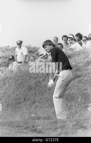 Nick Faldo, 25 ans, de Grande-Bretagne, passe au 9e vert après avoir perdu son deuxième coup lors de la deuxième journée de jeu au championnat de golf ouvert 1983 à Royal Birkdale, Southport.Il a pris un faux cinq. Banque D'Images