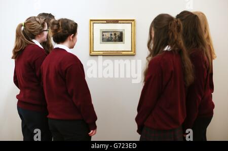 Les élèves de la 5e année d'art de l'école Sacred Heart à Tullamore, Offaly, voir "dans l'omnibus" par l'artiste français Honoré Daumier (1808 - 1879) à la galerie de Dublin City Gallery The Hugh Lane comme la galerie avec le Bureau des biens criminels annonce son retour après son vol de la galerie. Banque D'Images