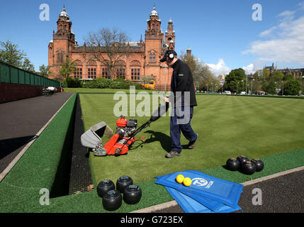 PHOTO. Le gardien de but Craig Collins coupe l'herbe sur les deux verts au Kelvingrove Lawn Bowls Centre, à côté de la Kelvingrove Art Gallery, Glasgow. Banque D'Images