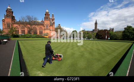 PHOTO AUTONOME.Le gardien de but Craig Collins coupe l'herbe sur les deux verts au Kelvingrove Lawn Bowls Centre, à côté de la Kelvingrove Art Gallery, Glasgow. Banque D'Images