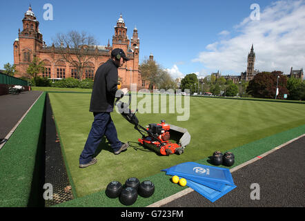 PHOTO AUTONOME. Le gardien de but Craig Collins coupe l'herbe sur les deux verts au Kelvingrove Lawn Bowls Centre, à côté de la Kelvingrove Art Gallery, Glasgow. APPUYEZ SUR ASSOCIATION photo. Date de la photo: Mardi 13 mai 2014. Les préparatifs se poursuivent à travers Glasgow avant les Jeux du Commonwealth qui se tiendront du 23 juillet au 3 août. Le crédit photo devrait se lire comme suit : Andrew Milligan/PA Wire Banque D'Images