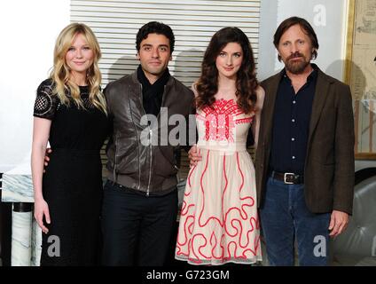 Kirsten Dunst, Oscar Isaac, Daisy Bevan et Viggo Mortensen assistant à un photocall pour le film les deux visages de janvier à l'Hôtel Corinthia à Londres avant sa première britannique ce soir. Banque D'Images