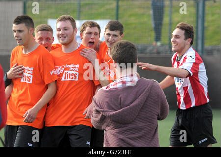 Football - StreetGames football pools Fives - Goals Plymouth.Les vainqueurs du tournoi célèbrent leur victoire lors des StreetGames football pools Fives à Goals Plymouth à Plymouth. Banque D'Images