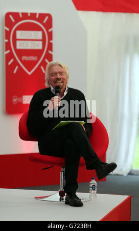 Sir Richard Branson accueille l'événement Pitch2Rich chez lui à Oxfordshire, où six entrepreneurs ont eu l'occasion de « Pitch to Rich » où ils ont pu gagner de l'argent d'investissement et du mentorat. Banque D'Images