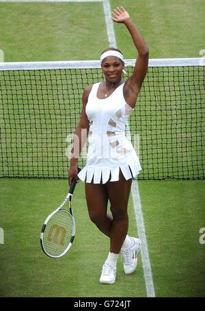 Le champion de défense Serena Williams des États-Unis en action contre Magui Serna d'Espagne aux championnats de tennis de pelouse à Wimbledon, Londres. Williams a gagné confortablement en jeux droits 6:4/6:0. , PAS D'UTILISATION DE TÉLÉPHONE MOBILE. Banque D'Images