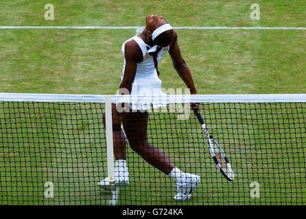 Le champion de défense Serena Williams des États-Unis en action contre Magui Serna d'Espagne aux championnats de tennis de pelouse à Wimbledon, Londres. Williams a gagné confortablement en jeux droits 6:4/6:0. , PAS D'UTILISATION DE TÉLÉPHONE MOBILE. Banque D'Images