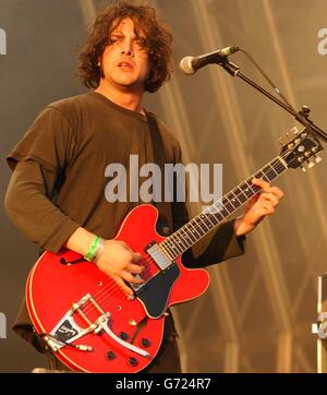 Black Rebel Motorcycle Club se déroule en direct sur l'autre scène pendant le Glastonbury Festival, qui s'est tenu à la ferme digne de Pilton, Somerset. Banque D'Images