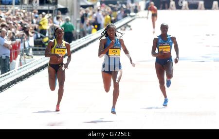 En Grande-Bretagne, Shana Cox remporte le 200 m de Womens sur Deansgate, Manchester, avec Stacey-Ann Smith (à gauche) et Christine Ohuruogu (à droite), pendant les Grands CityGames BT au centre de Manchester. Banque D'Images