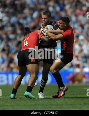 Les Rhys Hanbury de Widnes Vikings sont affrontées par le Junior sa'u de Salford Red Devils (à gauche) et Rangi Chase lors du premier match du week-end magique de Super League Utility au Etihad Stadium, à Manchester. Banque D'Images