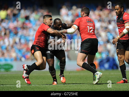 Phil Joseph de Widnes Vikings est affronté par Rangi Chase (à gauche) de Salford Red Devils et Gareth Hock lors du premier match du week-end magique de Super League Utility au Etihad Stadium, à Manchester. Banque D'Images