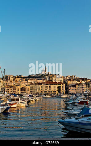 Le Vieux Port, Vieux Port, Basilique de Notre Dame de la Garde au loin, Marseille, Marseille Banque D'Images