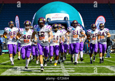 Le football américain, l'entrée dans le stade de Vikings de Vienne à Liebenau, les Vikings de Vienne de gagner le match contre les Giants de Graz Banque D'Images