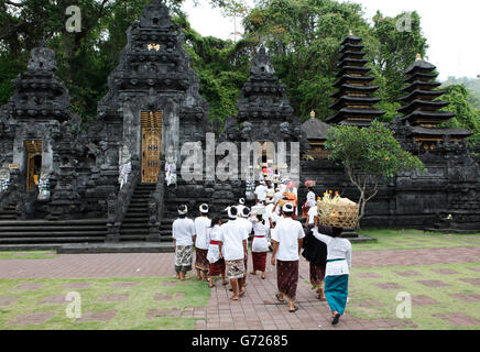 Cérémonie religieuse dans un temple en face de la grotte de chauves-souris de Goa Lawah,, Bali, Indonésie, Asie du Sud, Asie Banque D'Images