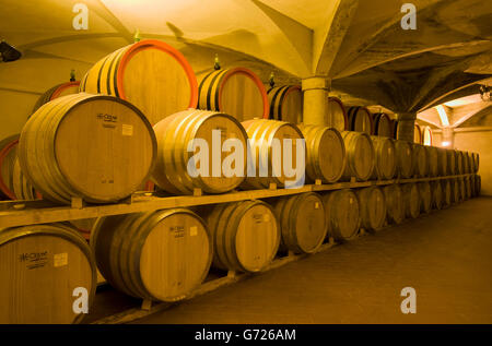 Le vieillissement du vin en fûts de chêne dans la cave voûtée à Montalcino, Toscane, Toscane, Italie, Europe Banque D'Images