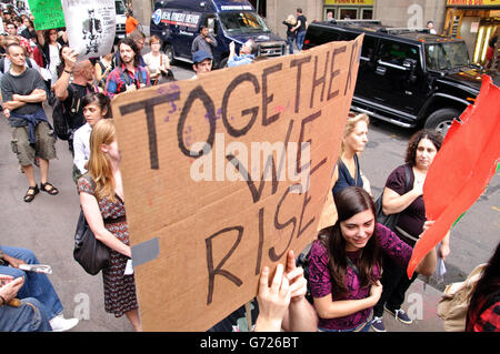 Démonstration occupons Wall Street, Wall Street zone financière aux environs, le centre-ville de Manhattan, New York, USA Banque D'Images