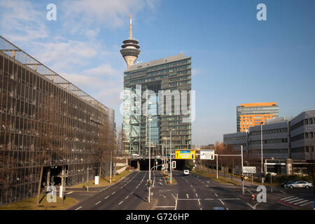 Voelklinger Straße route avec bâtiment Stadttor et Rheinturm tour, Medienhafen de Düsseldorf, Rhénanie, capitale de l'état, Banque D'Images