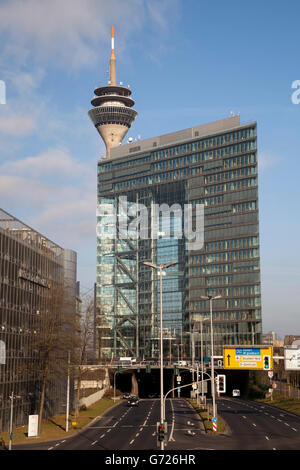 Voelklinger Straße route avec bâtiment Stadttor et Rheinturm tour, Medienhafen de Düsseldorf, Rhénanie, capitale de l'état, Banque D'Images