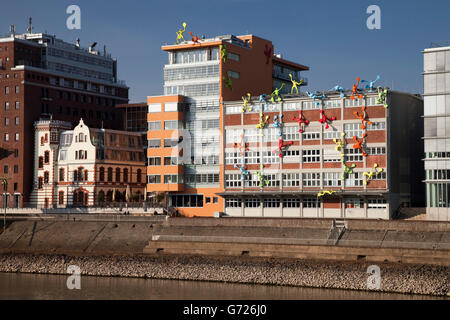 Architecture moderne et coloré à port MedienHafen, Flossies par Rosalie d'installation, l'art public, Duesseldorf Banque D'Images