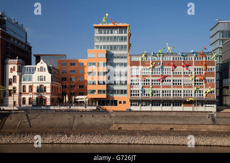 Architecture moderne et coloré à port MedienHafen, Flossies par Rosalie d'installation, l'art public, Duesseldorf Banque D'Images