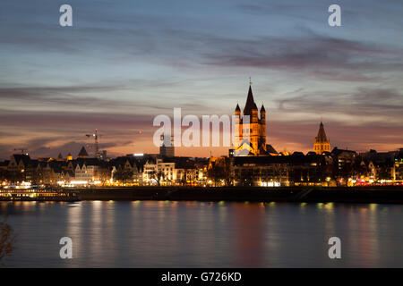 Rive du Rhin à l'église St Martin brut sur la vieille ville, Cologne, Rhénanie du Nord-Westphalie,, PublicGround Banque D'Images