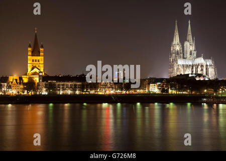 Bords du Rhin avec la cathédrale et église St Martin brut, Cologne, Rhénanie du Nord-Westphalie,, PublicGround Banque D'Images