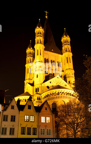 Vieille ville sur les rives du Rhin, avec l'église St Martin brut, Cologne, Rhénanie du Nord-Westphalie,, PublicGround Banque D'Images