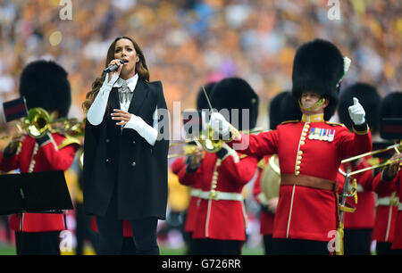Leona Lewis chante « demeurez avec moi » et l'hymne national « Dieu sauver la Reine » avant le coup d'envoi Banque D'Images