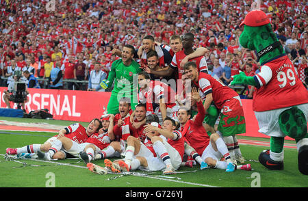 Football - coupe FA - finale - Arsenal / Hull City - Wembley Stadium.Les joueurs d'Arsenal et Mascot Gunnersaurus célèbrent après avoir remporté la finale de la coupe FA Banque D'Images