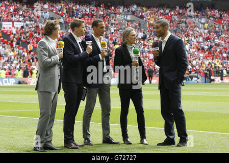 (De gauche à droite) le présentateur et les experts de BT Sport Steve McManaman, Jake Humphrey, Rio Ferdinand, Jimmy Bullard et David James lors de la finale de la coupe FA Banque D'Images