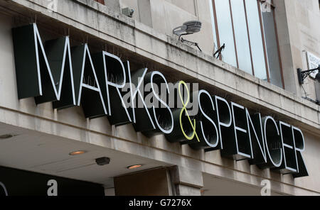 Un panneau de Marks and Spencer dans Marble Arch, alors que le patron Marc Bolland a fait un tour de chapeau malbienvenu aujourd'hui alors que le détaillant a signalé une troisième année consécutive de baisse des bénéfices sous sa direction. Banque D'Images