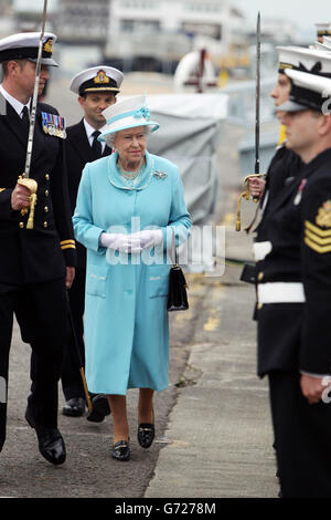 La reine Elizabeth II arrive pour visiter le HMS Lancaster à la base navale de Portsmouth, dans le Hampshire. Banque D'Images