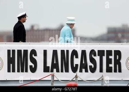 La reine Elizabeth II arrive pour visiter le HMS Lancaster à la base navale de Portsmouth, dans le Hampshire. Banque D'Images