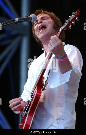 Le Gaz Coombes de Supergrass se déroule sur la scène de la Pyramide pendant le Glastonbury Festival, qui s'est tenu à la ferme digne de Pilton, dans le Somerset. Banque D'Images