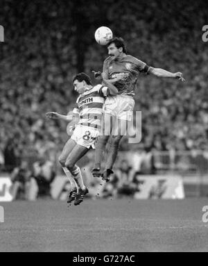 Graeme Souness (à droite), joueur-Manager des Rangers, arrive devant Paul McStay, le Celtic, lors de l'affrontement Old Firm à Parkhead, que le Celtic a remporté 2-0. Banque D'Images