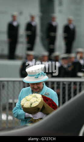 La reine Elizabeth II quitte le HMS Lancaster à Portsmouth, dans le Hampshire, après avoir visité le navire naval royal. Banque D'Images