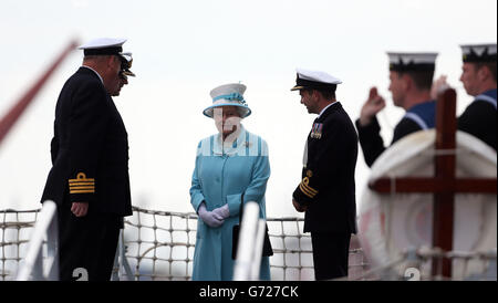 La reine Elizabeth II quitte le HMS Lancaster à Portsmouth, dans le Hampshire, après avoir visité le navire naval royal. Banque D'Images