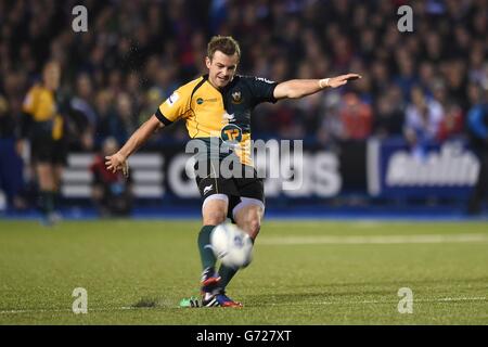 Stephen Myler de Northampton Saints donne une pénalité pour donner à son équipe la tête lors du match final de la coupe du défi Amlin au Cardiff Arms Park, à Cardiff. Banque D'Images