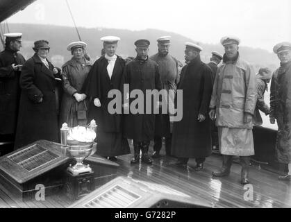 Le roi George V, avec la reine Mary et la princesse Mary (au centre), à bord du yacht royal Britannia à Clyde lors de leur visite en Écosse, en 1920. Banque D'Images