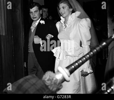 Le grand neveu de la Reine mère, Lord Glamis, fils unique du comte et de la comtesse de Strathmore et Kinghorne, avec sa mariée, Isobel Weatherall, lors de leur mariage à l'église Saint-Jacques, Piccadilly, Londres. La Reine mère était un invité au mariage. Banque D'Images