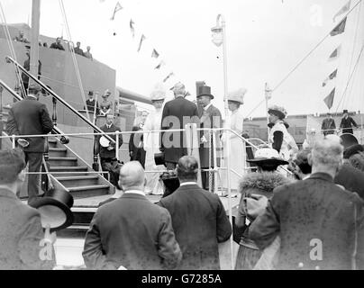 Le roi George V et la reine Mary avec la princesse Mary embarquèrent à bord du HMS Benbow, un cuirassé de la classe Iron Duke, lors de leur visite en Écosse, en 1914. Banque D'Images