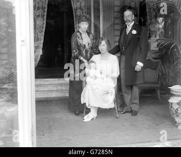 Une photographie prise dans le domaine de la maison Marlborough des quatre générations de la famille royale.Le roi George V avec la reine Alexandra et la princesse Mary (assis) tenant son bébé George Henry Hubert, qui devint le comte de Harewood. Banque D'Images