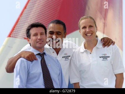 De gauche à droite : Lord COE, président de la candidature olympique de Londres 2012 et médaillé d'or olympique, et Daley Thompson, médaillé d'or olympique, et Katherine Merry, médaillée de bronze olympique, à côté de l'un des 4 Airbus A320 de British Airways à l'aéroport de Heathrow, Londres, baring le slogan « soutenir la candidature » pour soutenir la candidature olympique de Londres. Banque D'Images