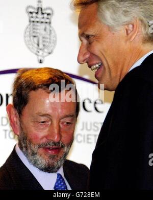 Ministre français de l'intérieur, de la sécurité intérieure et des libertés locales de Villepin (à droite) avec le ministre de l'intérieur David Blunkett lors d'une conférence de presse à la suite d'une réunion dans le domaine de l'hôtel Hassop Hall, Hassop près de Bakewell.Blunkett a rencontré ses homologues européens pour discuter d'une répression contre les « passeurs d'argent » des terroristes. Banque D'Images
