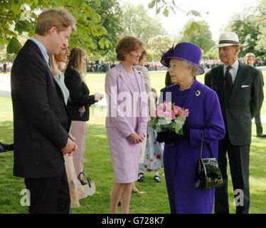 La reine Elizabeth II de Grande-Bretagne parle à Earl Spencer, le frère de la princesse Diana, princesse de Galles, à l'ouverture d'une fontaine construite à la mémoire de la princesse dans Hyde Park de Londres. La création de 3.6 millions à côté de la Serpentine a été entourée de controverses - confrontés à des retards et à la sur-exécution de son budget d'ici 600,000. La princesse est décédée dans un accident de voiture à Paris en août 1997. Banque D'Images